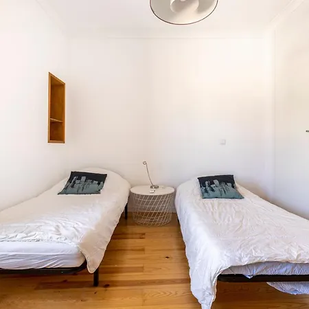 Comfy 3 Bedroom Campo De Ourique Appartamento