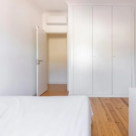 Comfy 3 Bedroom Campo De Ourique Appartamento