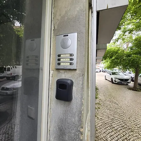 Comfy 3 Bedroom Campo De Ourique ליסבון